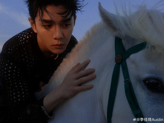 李佳琦发布海边写真大片,身穿针织老头衫,胸肌若隐若现……__财经头条