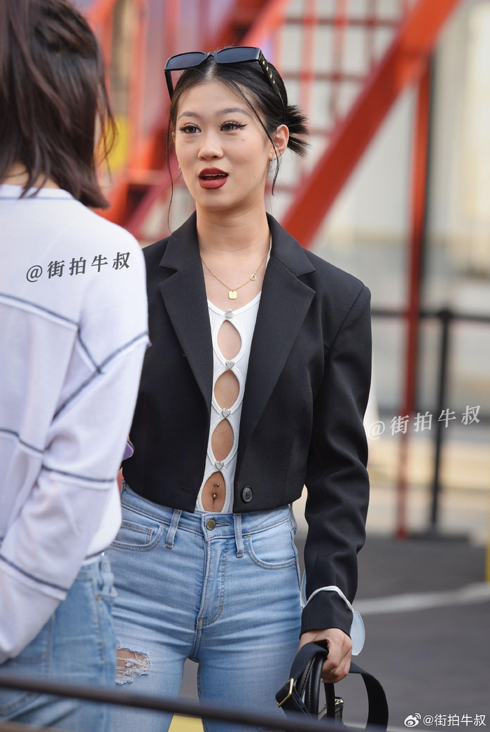 穿镂空背心的小姐姐