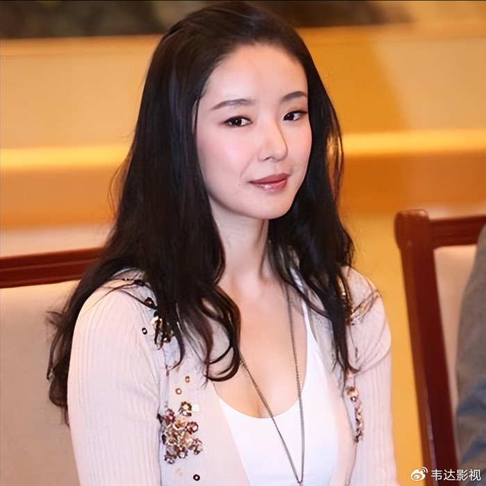 王永红：公司破产欠800亿，套61亿携女明星出逃，亲爹去世都不回