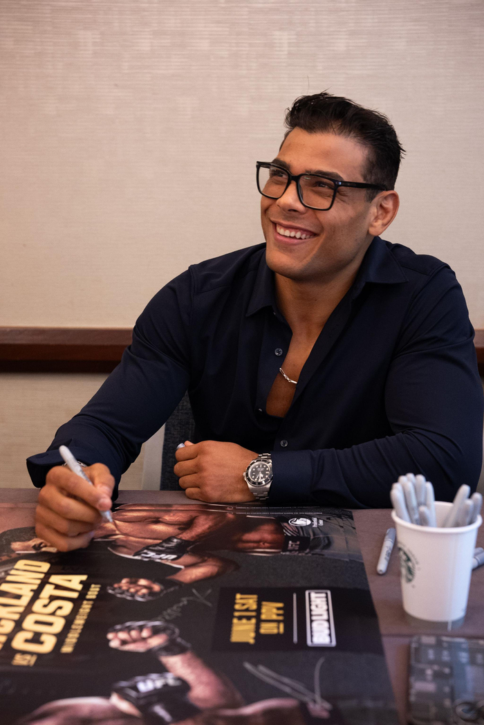 文质彬彬的9793"橡皮"保罗-科斯塔在签的海报