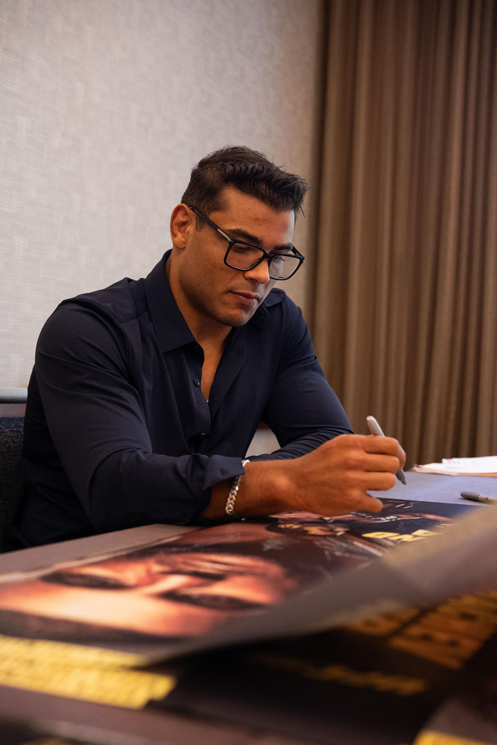 文质彬彬的9793"橡皮"保罗-科斯塔在签的海报