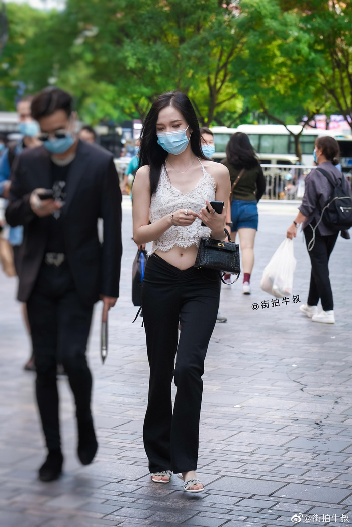 美女穿着性感又洋气的蕾丝小背心出街