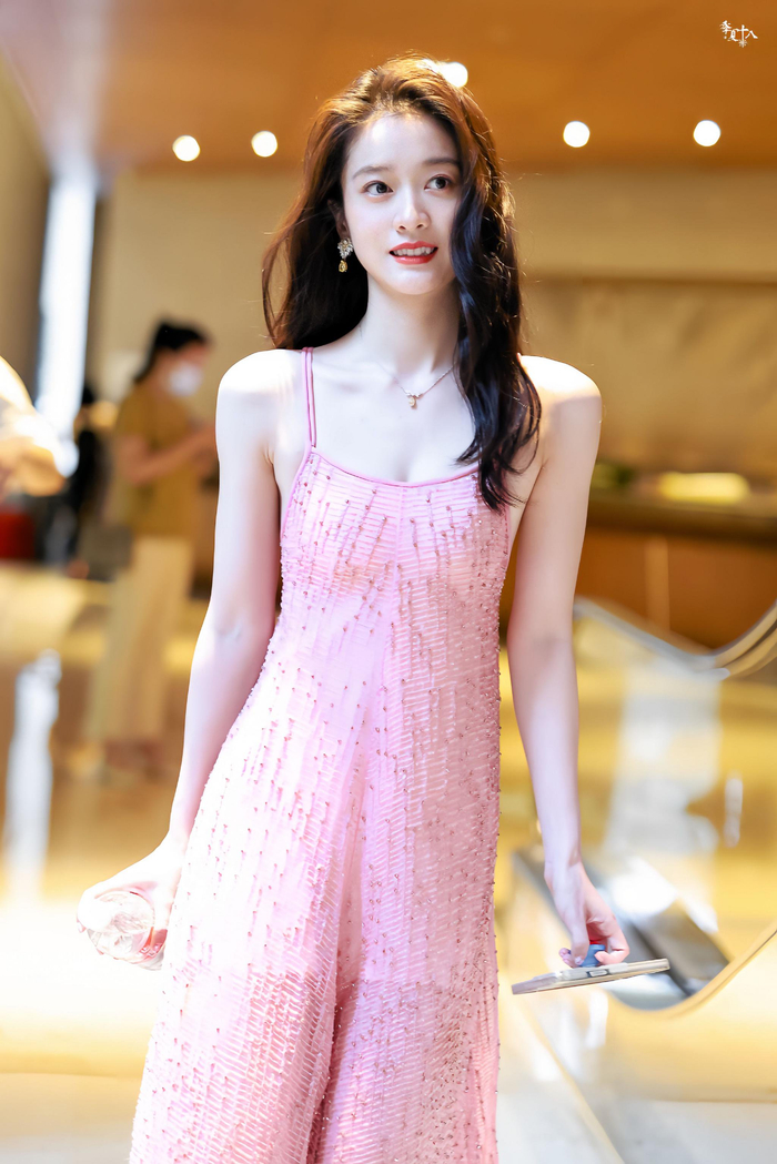 张雪迎吊带粉色花裙好美啊