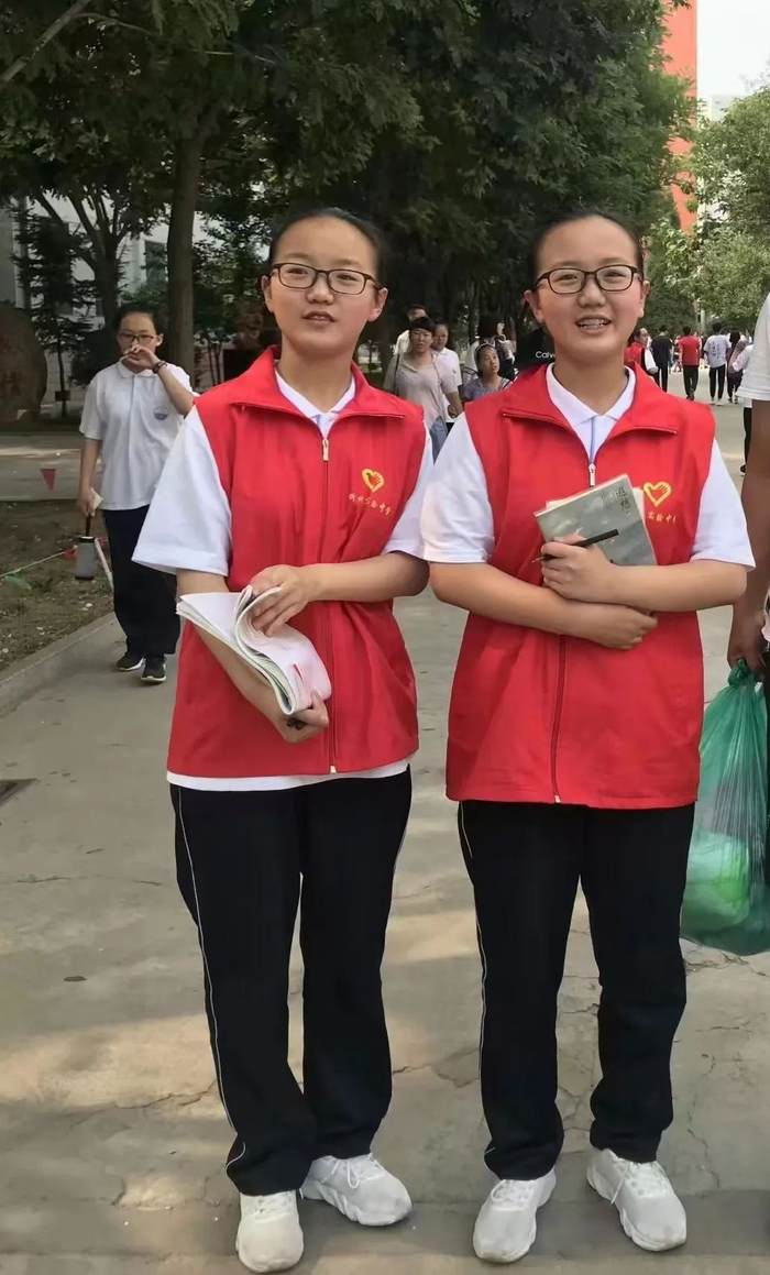 姐姐复旦!妹妹北大!曾就读于康乐小学.