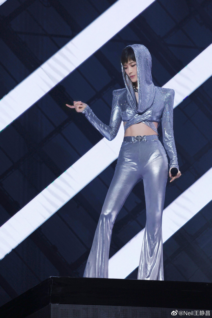 李宇春在演唱会上穿的这套衣服特别显好身材
