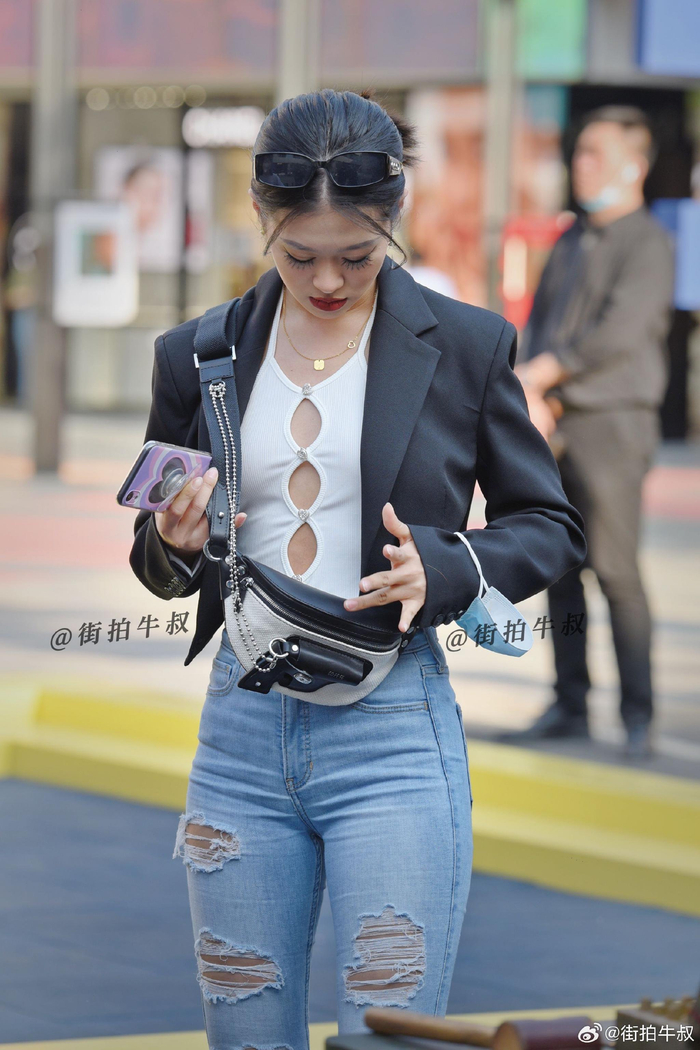 穿镂空背心的小姐姐