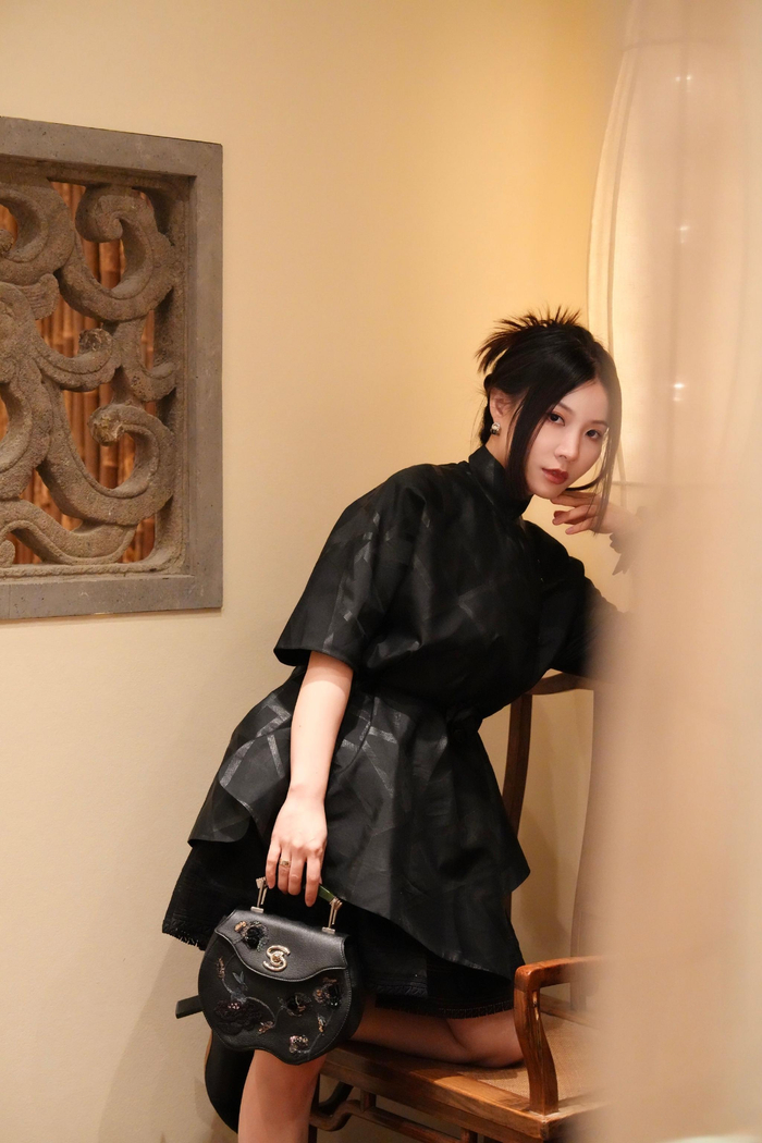 这里有一种中西方交汇的美感,特别适合穿上夏姿陈的衣服,有那种东方