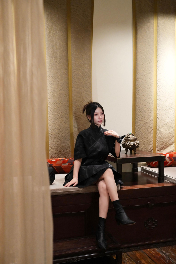 这里有一种中西方交汇的美感,特别适合穿上夏姿陈的衣服,有那种东方