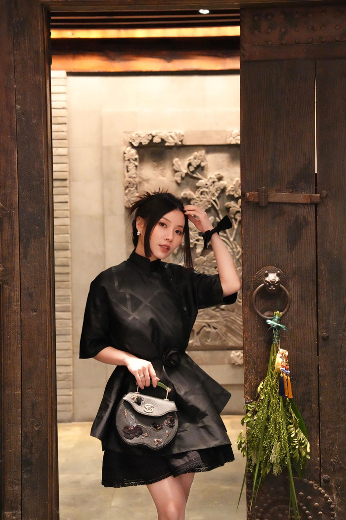 这里有一种中西方交汇的美感,特别适合穿上夏姿陈的衣服,有那种东方