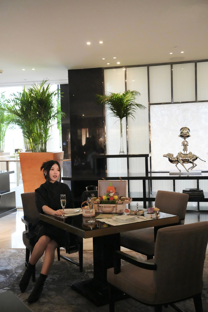 这里有一种中西方交汇的美感,特别适合穿上夏姿陈的衣服,有那种东方