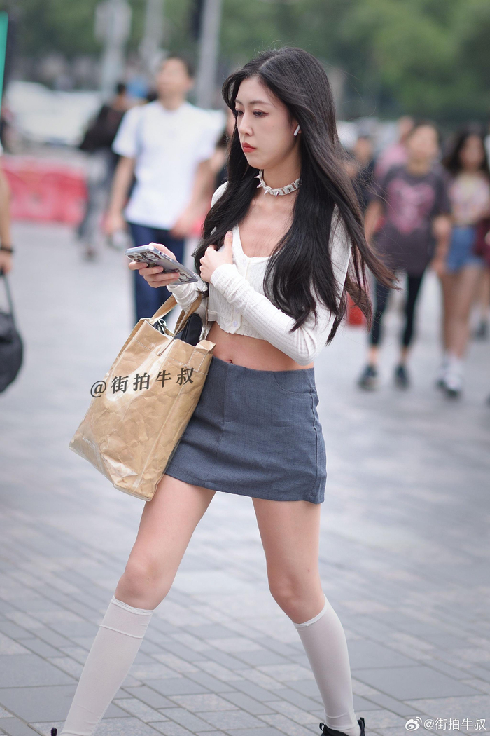 美女戴着朋克风的铆钉颈圈项链出街