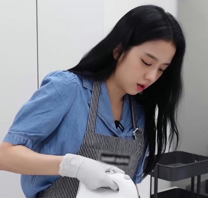 金智秀jisoo参观了烘焙一日班,看到准备好的食材和工具,她说道:"我