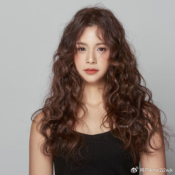 国字脸女士发型别乱整,试试这几种烫发,好看时尚显气质