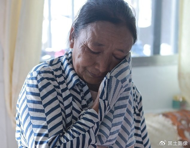 妈妈在他一岁半的时候离家出走,爸爸在妈妈离开之后外出打工,这么多年