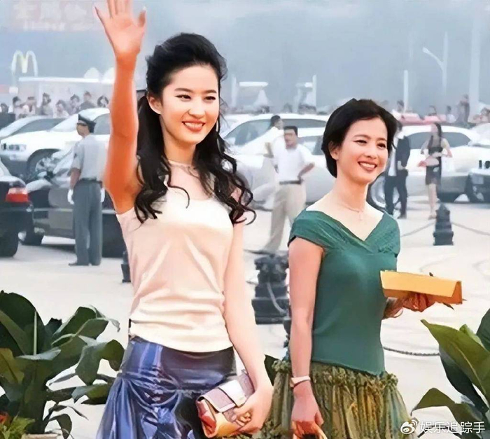 刘亦菲早年和小姨合照曝光,小姨美貌超越妈妈,无滤镜更出众|刘亦菲|娱乐圈|周雯琼|刘晓莉|小姨|美貌|家族|气质|滤镜|露珠|神仙姐姐|舞蹈 ...