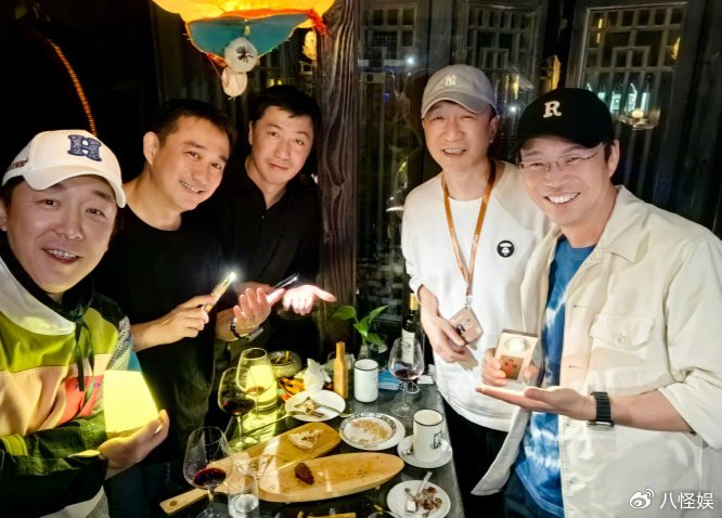 孙红雷夫妇牵手游乌镇小15岁老婆背百元包包好朴素气场却超强