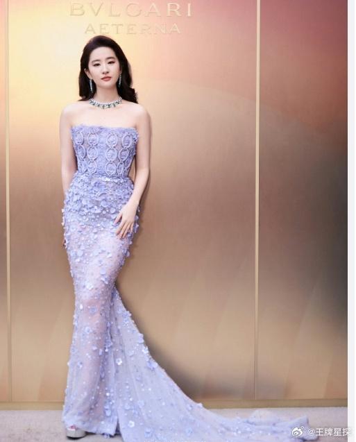 刘亦菲身穿的高定礼裙,有颜值有身材才是最标准身材,看有背肌,比例一