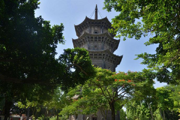 开元寺位于福建省泉州市鲤城区西街