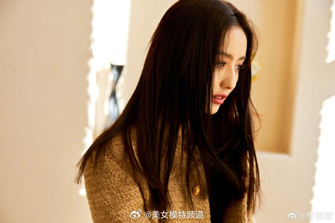 佟丽娅穿小香风外套搭阔腿牛仔裤黑长直发型精致迷人