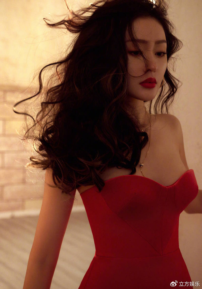 张天爱红唇搭配红裙性感魅惑梳卷发如娇艳红玫瑰
