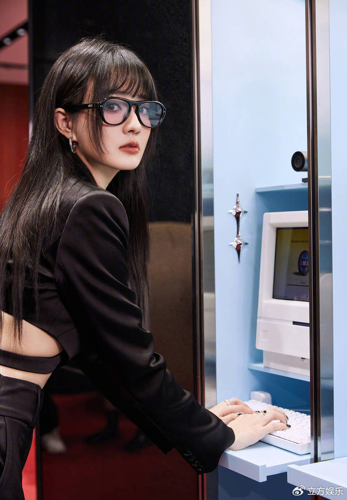 徐璐穿西装露性感蛮腰 戴黑框眼镜化身麻辣女教师|徐璐|黑框|女教师