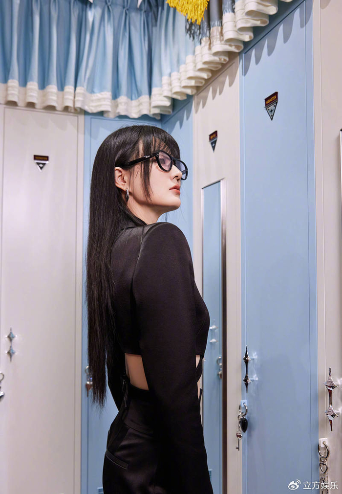 徐璐穿西装露性感蛮腰 戴黑框眼镜化身麻辣女教师|徐璐|黑框|女教师