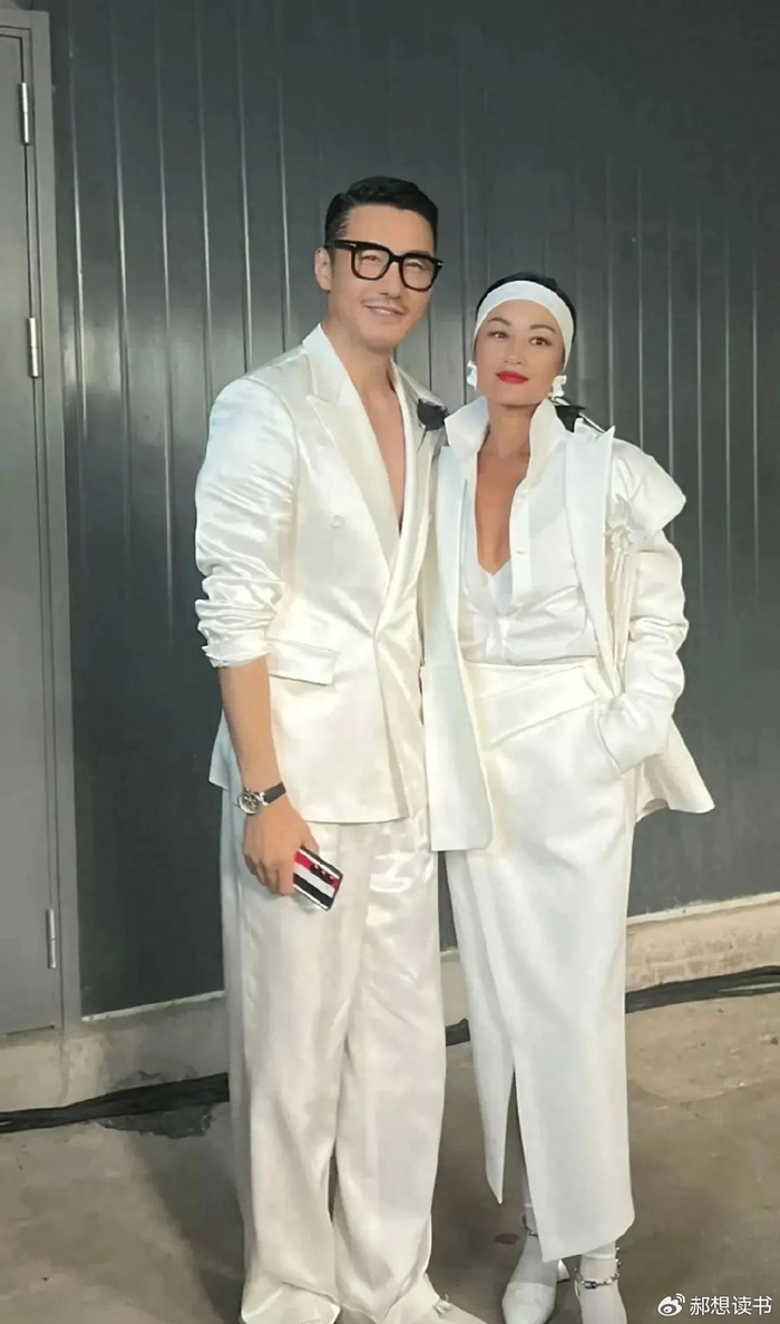 前男友罗中旭身陷丑闻52岁瞿颖t台走秀气场强胡兵在台下欣赏