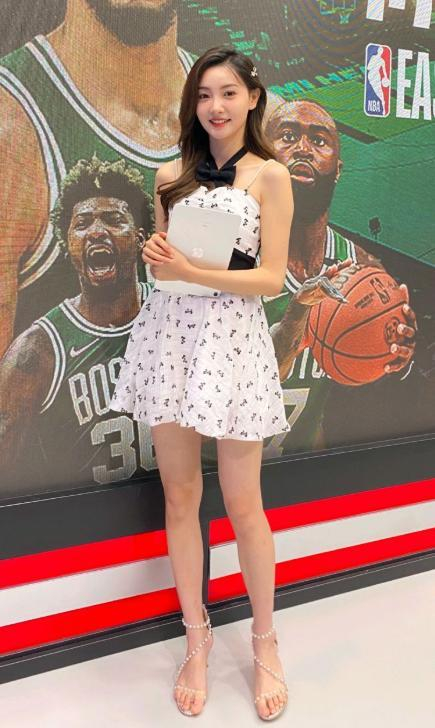 因“掀裙子”走红的NBA女主播!如今又被爆料:高中时代就不一般|nba|金佳悦|球迷|体育|身材_新浪新闻