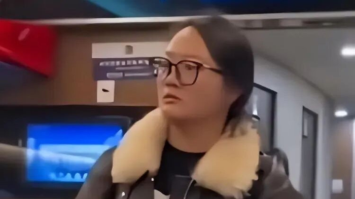 宝妈高铁堵道，付首尔面相，全网社死