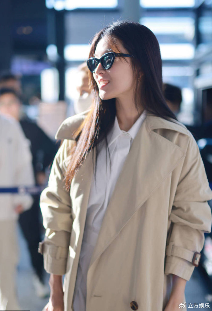 文咏珊穿卡其色风衣气质一绝 素颜出行皮肤透亮
