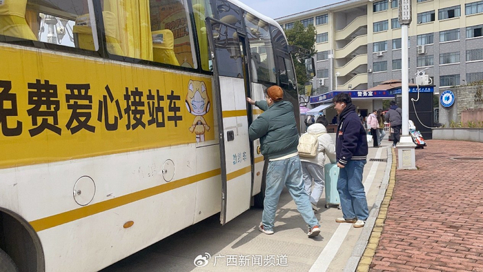 智慧蜴学车公益接站数百名大学生顺利返校