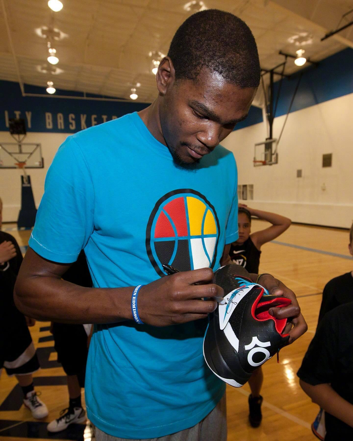 杜兰特曾经上脚过的nikekdiv你们觉得这双鞋实战如何呢