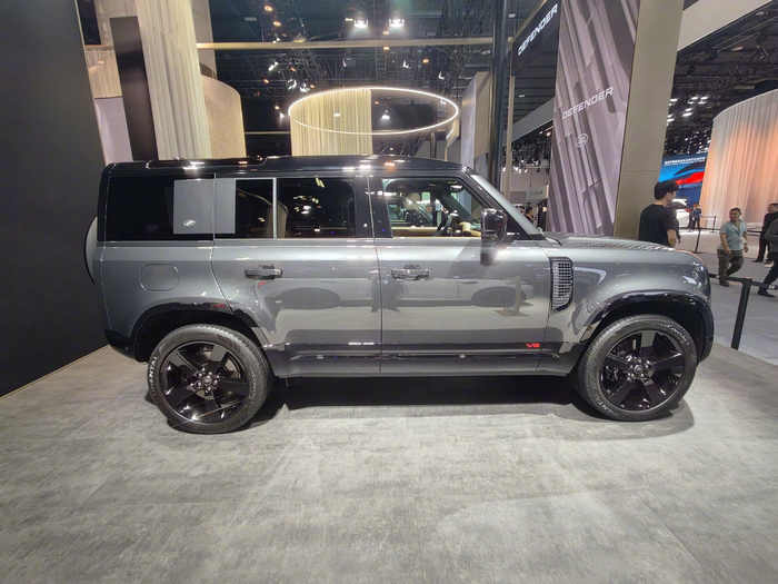 全新路虎卫士v8defender亮相售价为1266万元1716万元