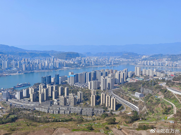 新春暖阳高照登高望远感受万州城事之美蓝天碧水
