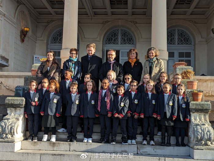 成为法国第一批试穿校服的学生