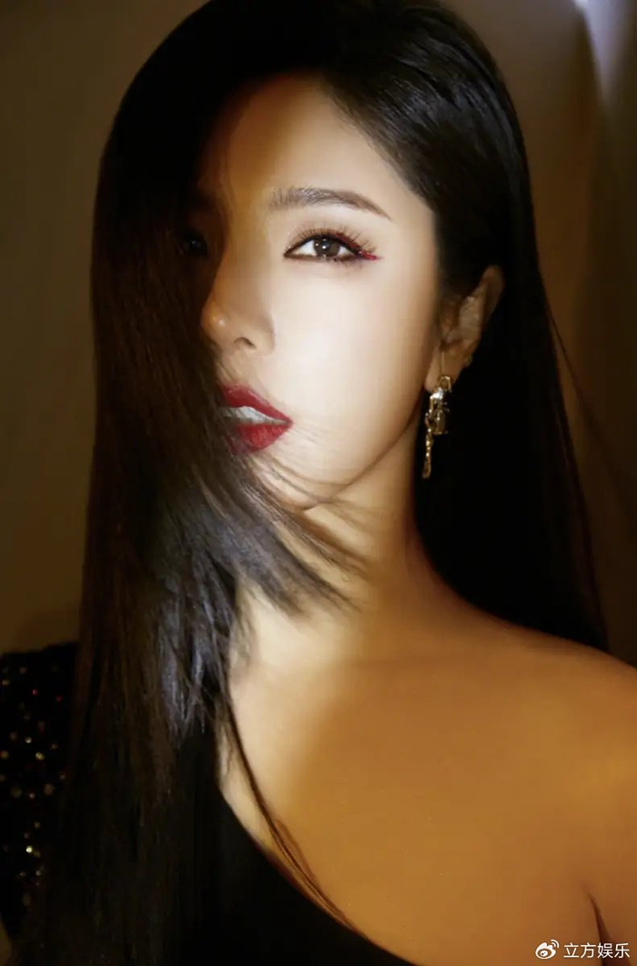 赵奕欢红唇黑裙眼神魅惑露单边肩膀性感撩人