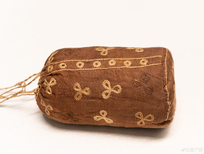 唐代褐地刺绣花卉纹囊袋甘肃省博物馆藏