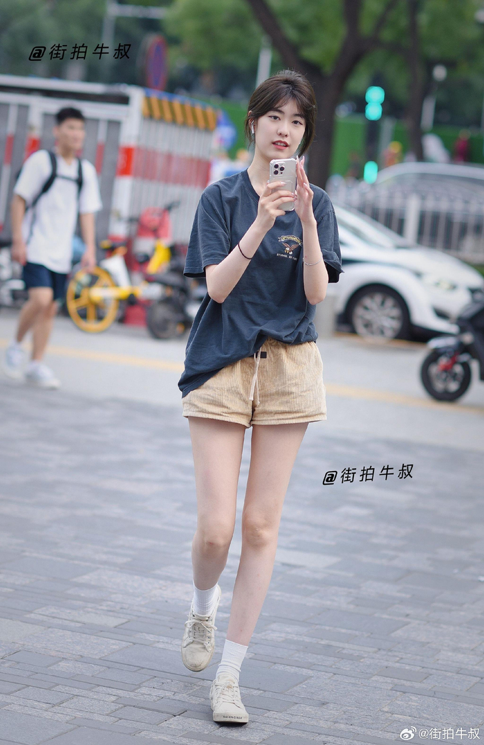 高挑美女一身漂亮的休闲打扮出街