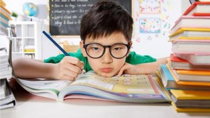 深夜12点，学生家长问老师“睡了没？”，群里瞬间炸锅，纷纷点赞