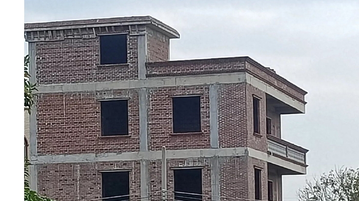 60岁大叔掏空积蓄盖3层小楼，以为能娶儿媳，结果因城里没房黄了