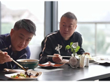 世乒赛开打国乒抵达伦敦！自备口粮冲刺备战，王皓马琳同框吃饭