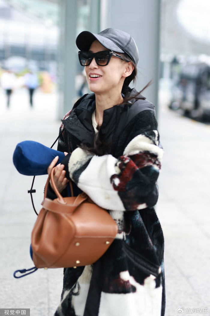 黄圣依穿毛绒大衣休闲舒适 素颜出镜笑容灿烂|黄圣依|毛绒|大衣_新浪