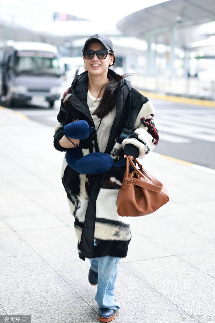 黄圣依穿毛绒大衣休闲舒适 素颜出镜笑容灿烂|黄圣依|毛绒|大衣_新浪