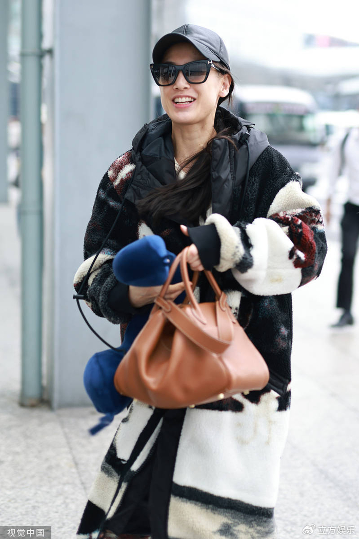 黄圣依穿毛绒大衣休闲舒适 素颜出镜笑容灿烂|黄圣依|毛绒|大衣_新浪