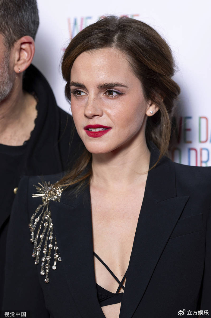 "赫敏"艾玛·沃特森现身红毯 穿真空西装大秀文胸|艾玛·沃特森|现身|