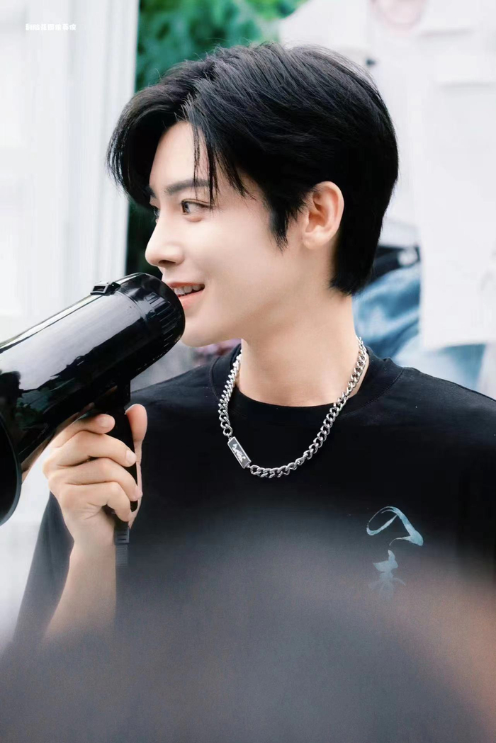 好家伙看到侯明昊这样的模样,简直都要被哥哥给帅呆,好帅好帅90