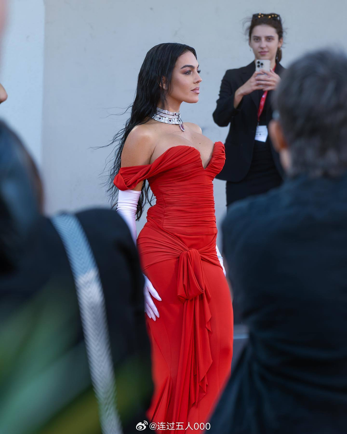 威尼斯红毯总裁女友乔治娜的好身材