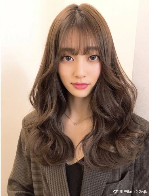 国字脸女士发型别乱整,试试这几种烫发,好看时尚显气质