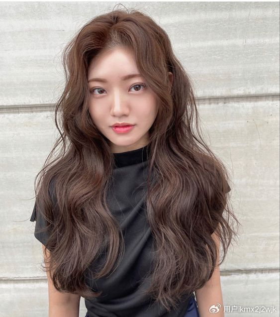 法式烫发是一种充满浪漫气息的发型,非常适合国子脸的女士.