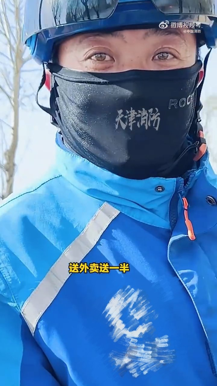 外卖小哥们的娴熟动作和专业态度让人赞叹